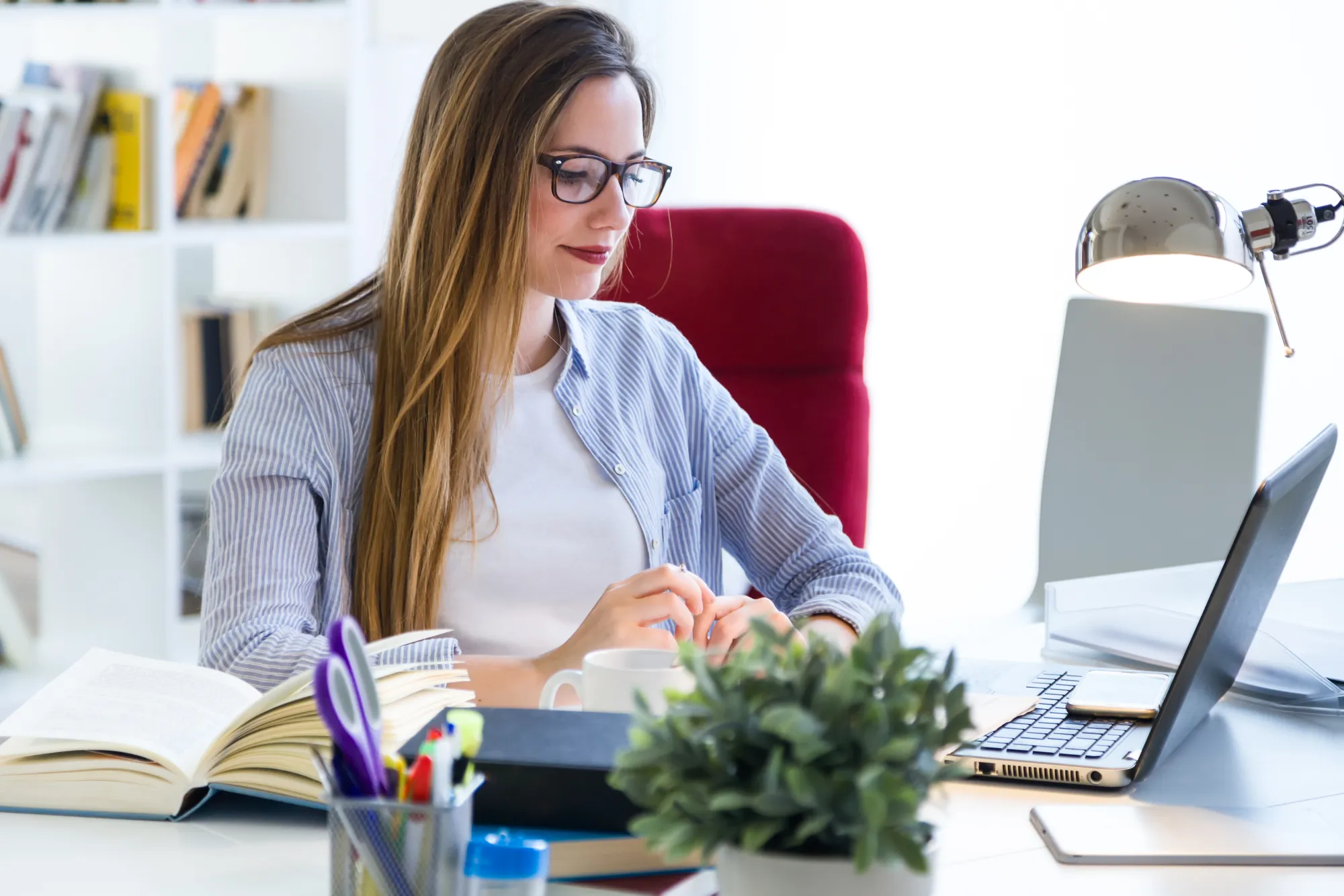 CÓMO TRABAJAR COMO ADMINISTRATIVO